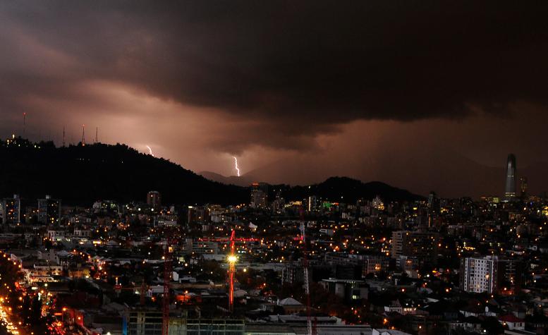 Senapred emite alerta temprana a 7 comunas de Región Metropolitana por tormentas eléctricas