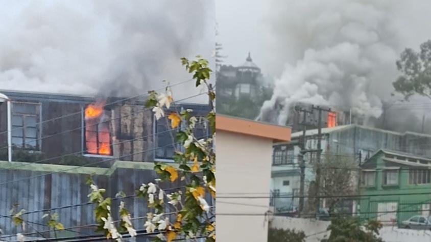 [VIDEO] Incendio consume casa de dos pisos en cerro Playa Ancha de Valparaíso
