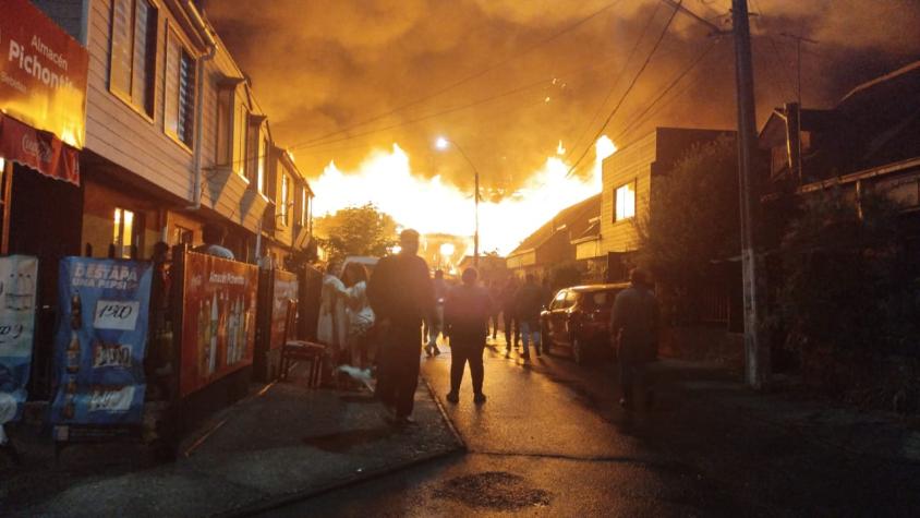 Bomberos combaten voraz incendio en Penco: Hay peligro de propagación a viviendas