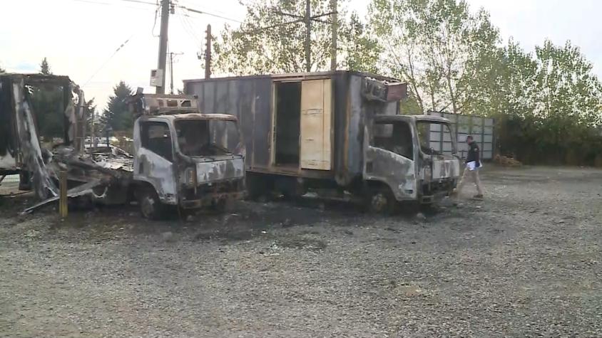 Incendian camiones que repartían alimentos a niños: Dejaron lienzos contra Ley Nain-Retamal