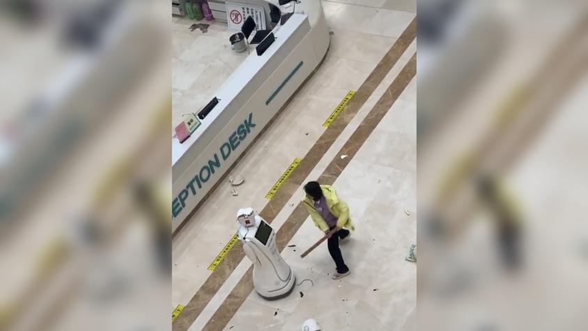 [VIDEO] Captan a mujer destrozando a palos un robot en un hospital