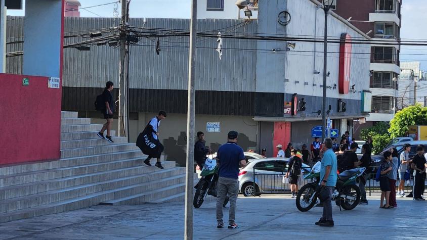 Evacúan recinto escolar de Antofagasta por aviso de bomba en su interior: Carabineros inició operativo en el lugar