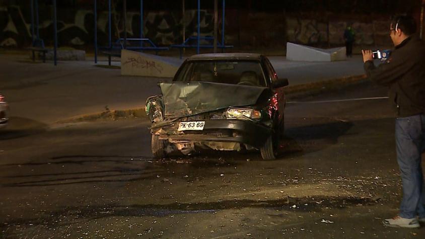 Violento choque de tres vehículos deja al menos dos lesionados en Renca: ocupantes de uno de los autos se dieron a la fuga