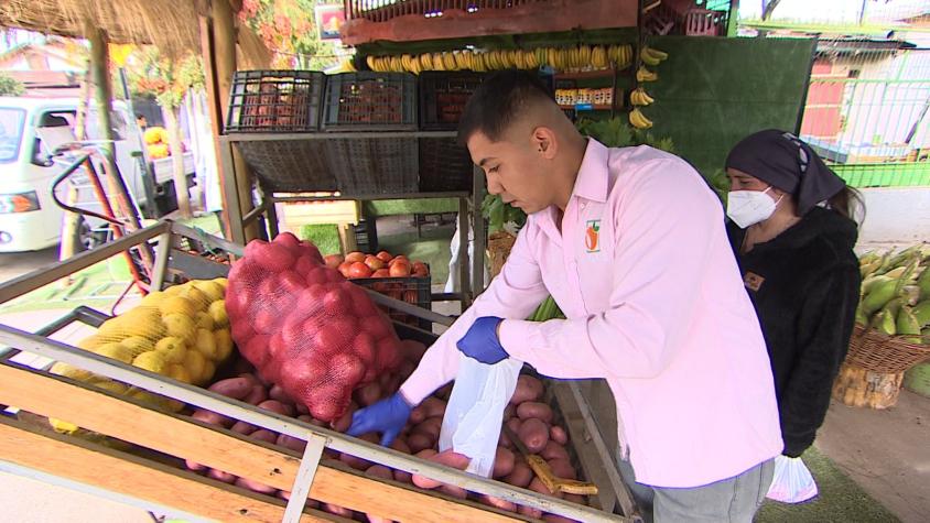 Desde papas a cien pesos el kilo: Verdulería remata frutas y verduras a increíbles precios