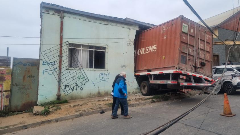 Camión terminó incrustado en una casa en Valparaíso: dueño de la vivienda estaba durmiendo al momento del insólito accidente