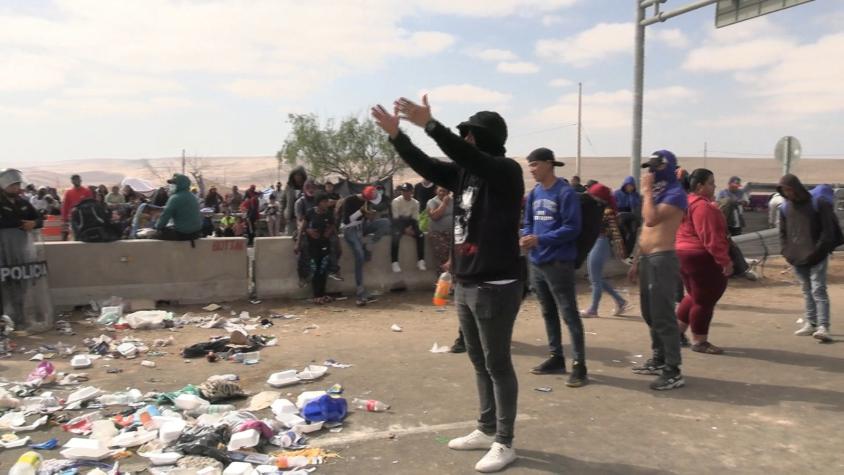 [VIDEO] Migrantes se enfrentar a piedrazos en la frontera con Perú