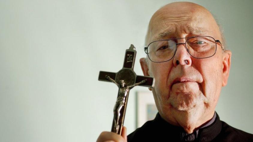 "El exorcista del Papa": la historia del sacerdote italiano que inspiró la nueva película de Russell Crowe