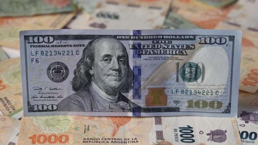 Qué es el "dólar blue" y por qué su elevado valor sacude la economía y la política de Argentina