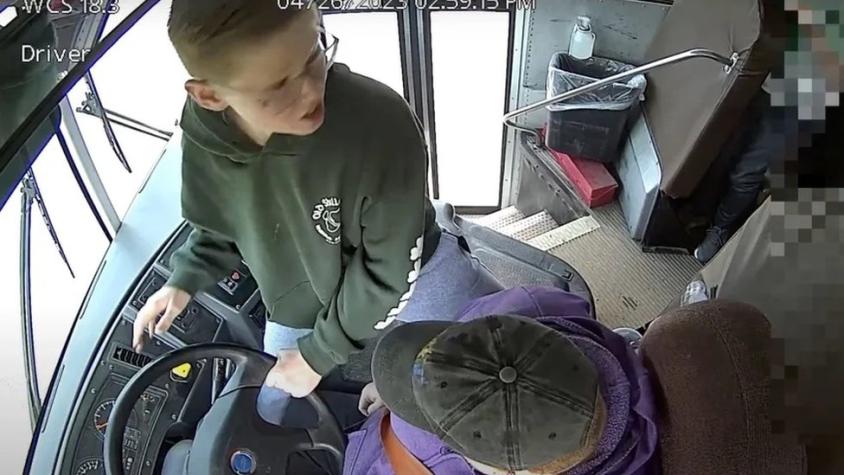 El niño que evitó una tragedia al tomar el control de su autobús escolar tras el desmayo de la conductora