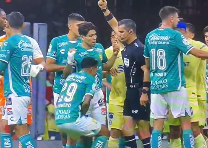[VIDEO] Escándalo en México: Árbitro le pegó rodillazo en los genitales a jugador en pleno partido