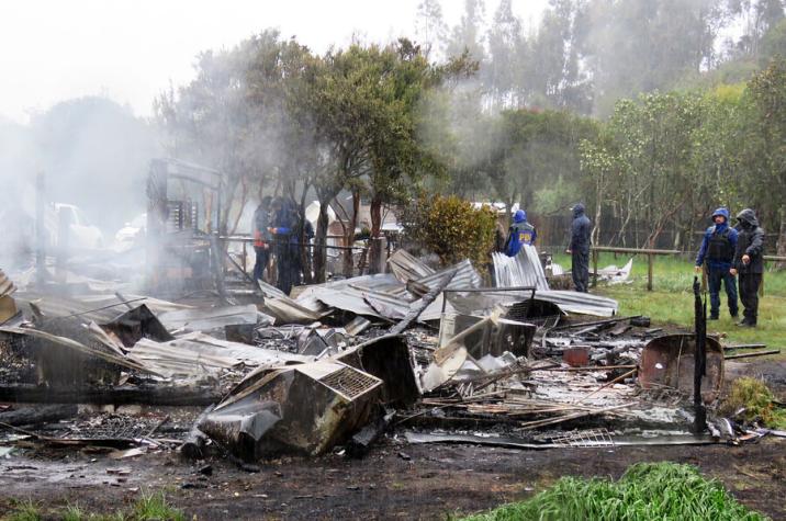 Ataques incendiarios en tres regiones del sur: 25 maquinarias y una casa patronal resultaron quemadas
