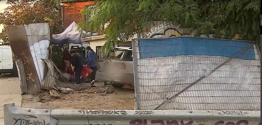 [VIDEO] Auto pierde el control y termina incrustado en casa en Renca: Ocupantes arrancaron