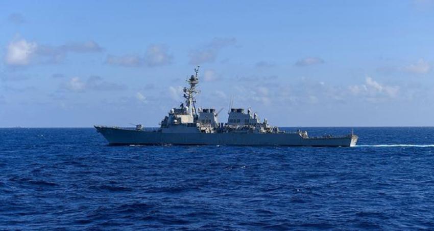 Buque militar de EE. UU. navega en el estrecho de Taiwán