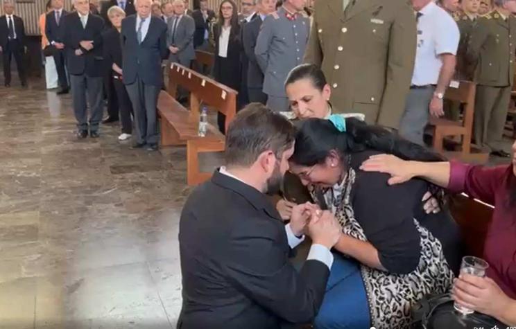 VIDEO: Boric y Tohá se acercaron a dar el pésame a la familia del cabo Palma durante responso fúnebre