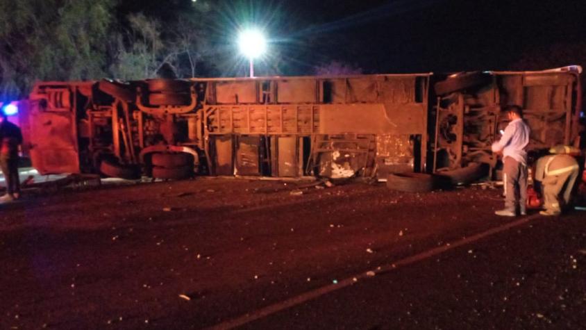 Un muerto y 32 personas resultaron heridas tras volcamiento de bus de dos pisos en la Ruta 5 Sur en la Región del Maule 
