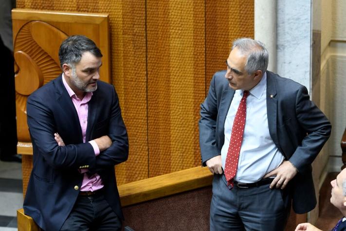 UDI se desmarca de RN por apertura a que un órgano estatal pague las pensiones y acusa a Kast por "aprovechamiento político" UDI se desmarca de RN por apertura a que un órgano estatal pague las pensiones y acusa a Kast por "aprovechamiento político"