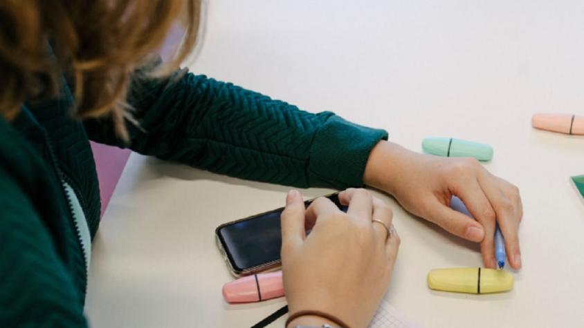 Colegio de Las Condes prohibió que estudiantes usen celulares: se dejan en una caja y se les devuelven al fin de la jornada