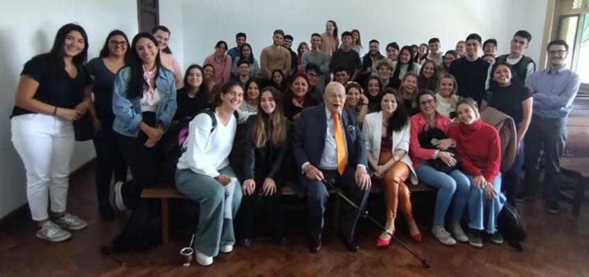 Hombre de 86 años se recibió de abogado y sus compañeros le hicieron una gran celebración