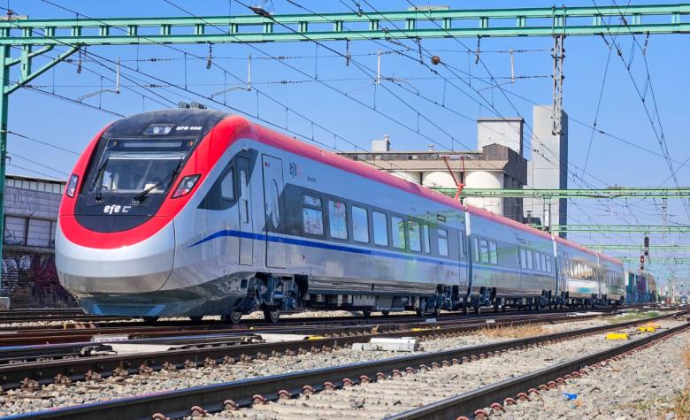 Presentan nuevos trenes que harán ruta Santiago-Chillán: Viaje durará tres horas y media 