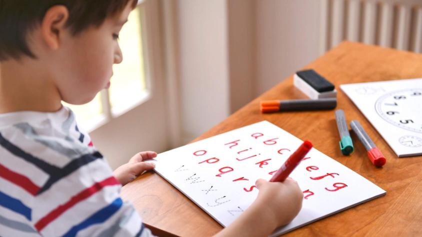 Estudio revela que 9 de 10 niños de 1° Básico no conoce las letras del alfabeto