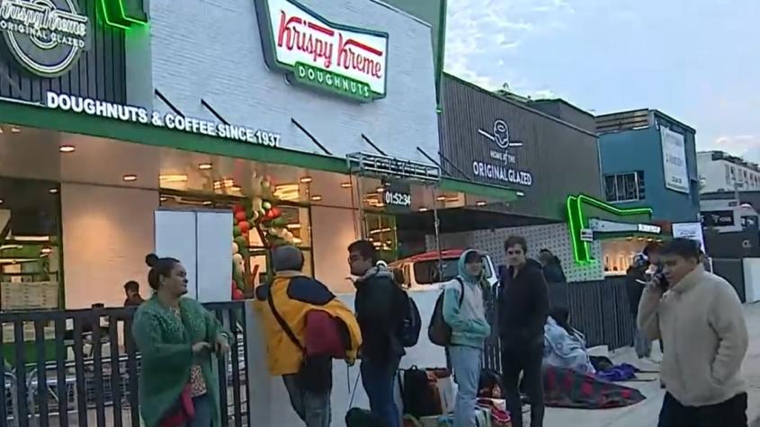 Locura por donas de Krispy Kreme: personas acampan para la inauguración de su primer local en Chile