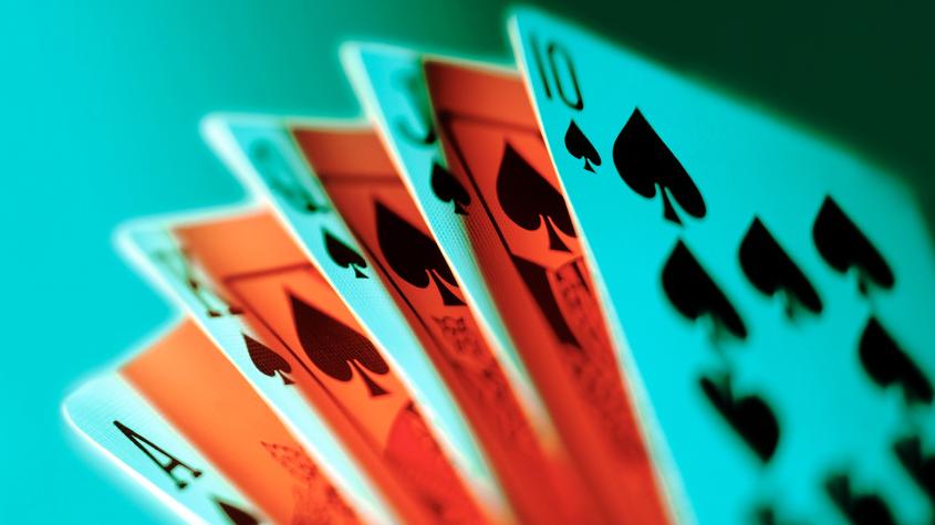 Hombre necesitaba dinero para el tratamiento médico de su pareja y ganó $152 millones en el casino jugando póker