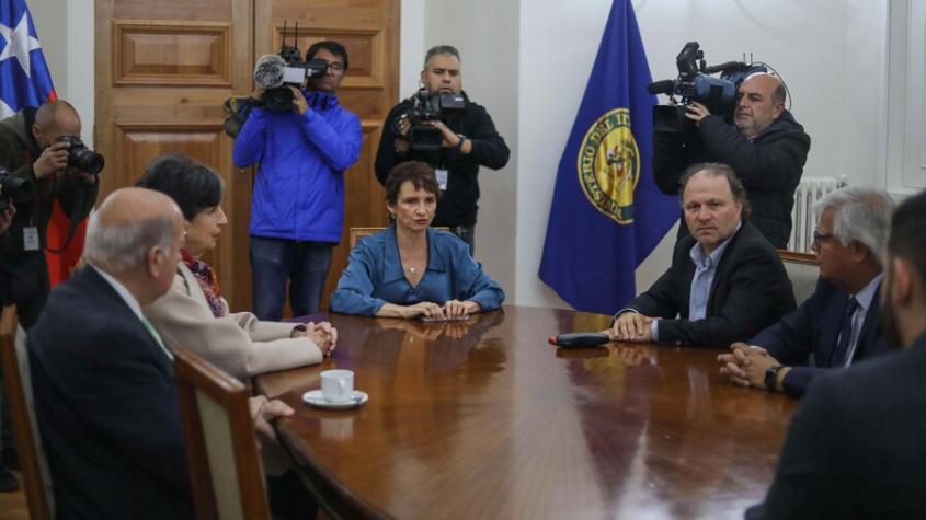 Senadores socialistas llegan a La Moneda para respaldar a la ministra Tohá: “Son injustas las críticas” 