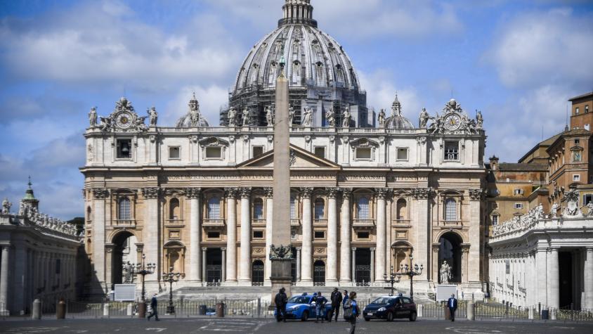 Hombre arremetió con su auto contra el Vaticano: Le dispararon y quedó detenido 