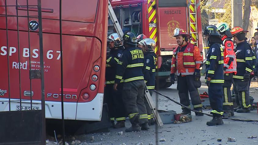 Bus de Red (ex Transantiago) impactó una casa en Santiago Centro tras violento choque con automóvil: hay una mujer fallecida