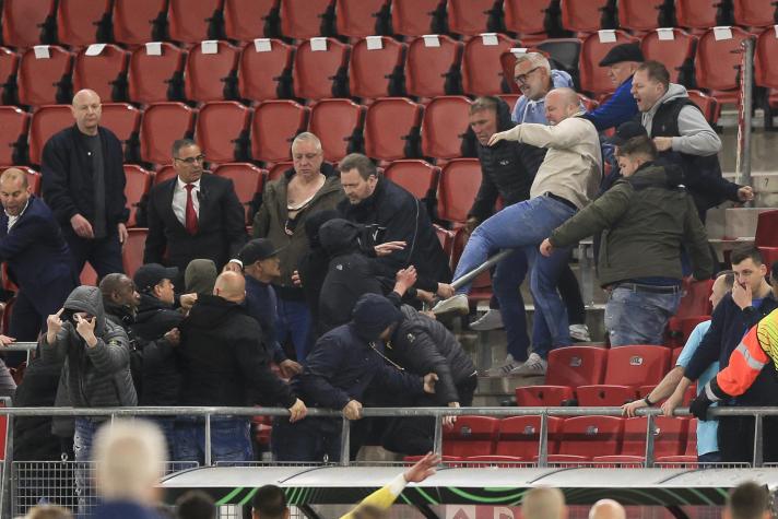 [VIDEOS] Jugadores del West Ham se enfrentan a hinchas del AZ Alkmaar que querían agredir a sus familias dentro del estadio