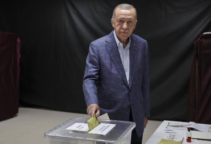 Erdogan se impone en Turquía pero deberá ir a segunda vuelta