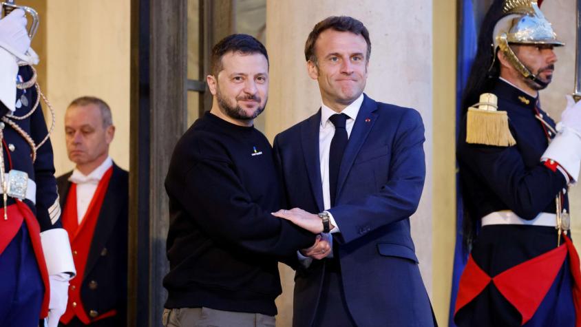 Zelenski se reúne con Macron en Francia tras ser condecorado por UE en Alemania