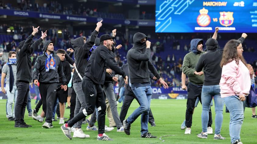 [VIDEO] Hinchas del Espanyol invaden la cancha para impedir que Barcelona celebre título en su estadio