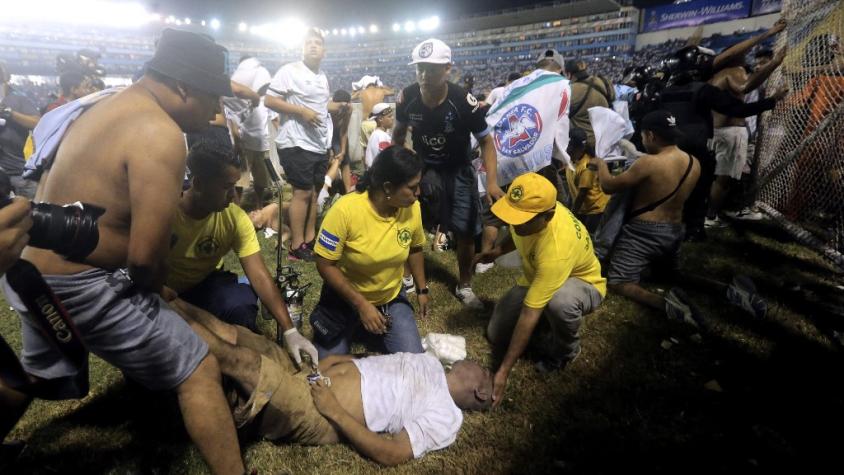 Doce muertos en estampida en estadio de El Salvador
