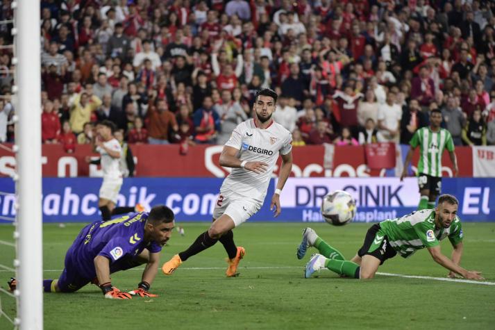 Betis rescata un empate ante el Sevilla con Claudio Bravo como figura total