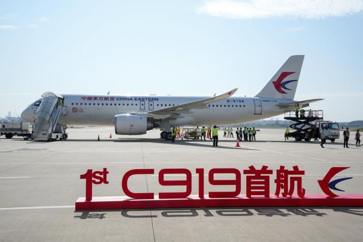 Primer avión de pasajeros producido por China realizó su vuelo inaugural