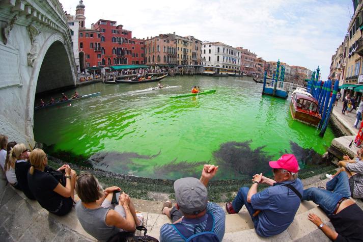 Misterio en Italia: Aguas del canal de Venecia aparecen teñidas de verde fosforescente