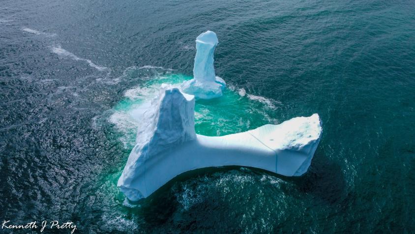 Gran iceberg con forma de falo sorprendió en las costas canadienses 