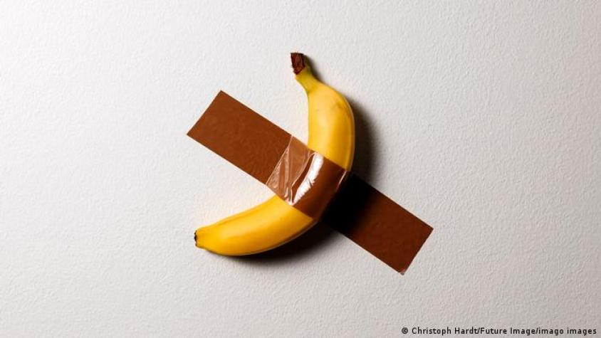 Joven “hambriento” se comió la banana de una exposición artística en Seúl