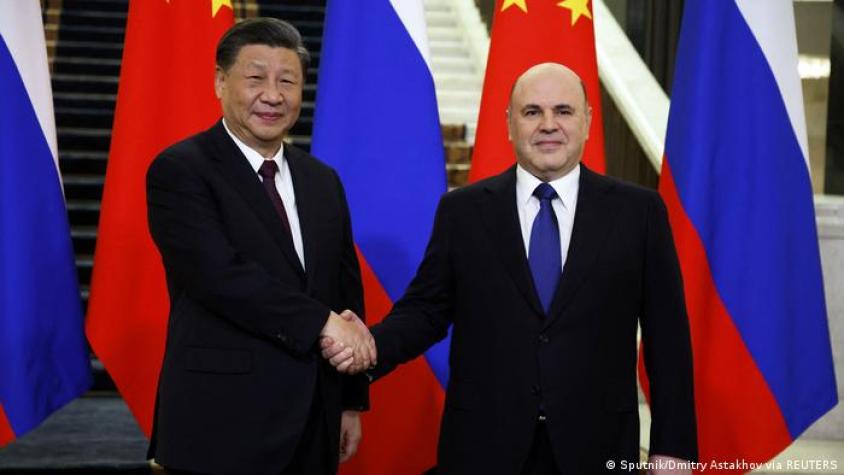 Primer ministro ruso llega a China para reunirse con Xi y empresarios
