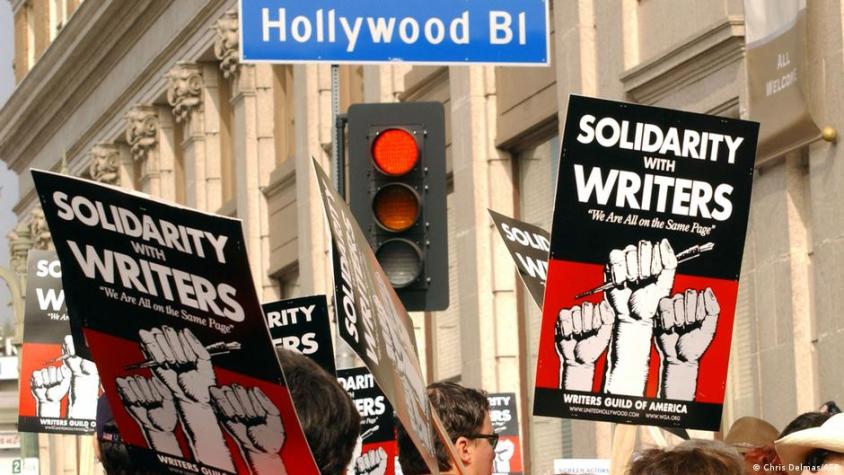 Guionistas de Hollywood en huelga por salarios y temor a la Inteligencia Artificial
