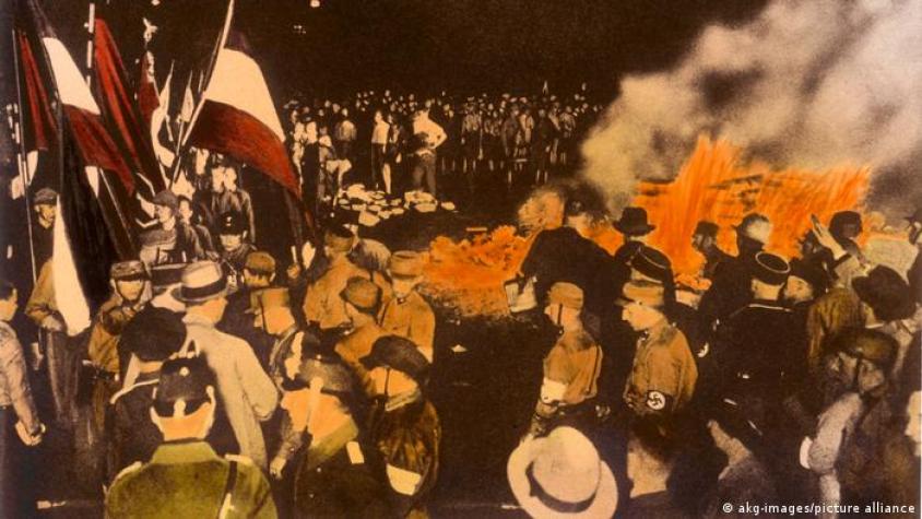 Cómo los nazis primero quemaron libros y luego personas