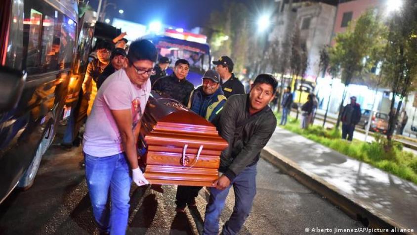 Familiares reciben restos de los 27 mineros muertos en Perú