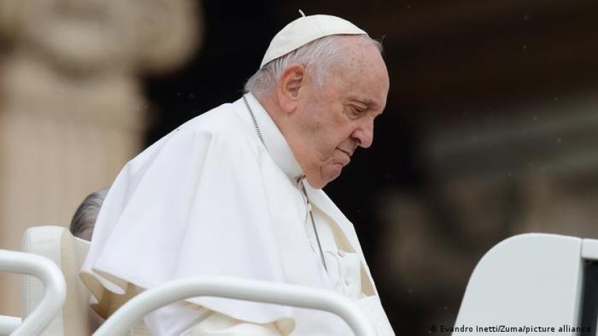 Papa Francisco interrumpió audiencia en la Plaza de San Pedro para responder su celular