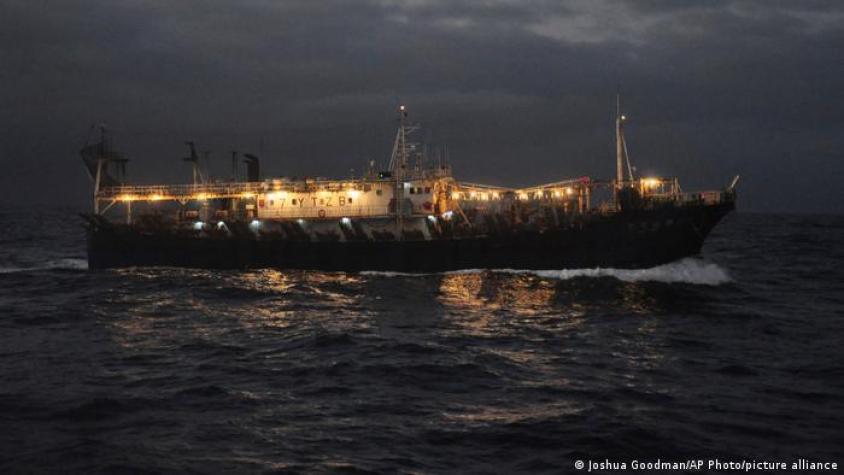 Barco pesquero chino vuelca en océano Índico y hay 39 desaparecidos
