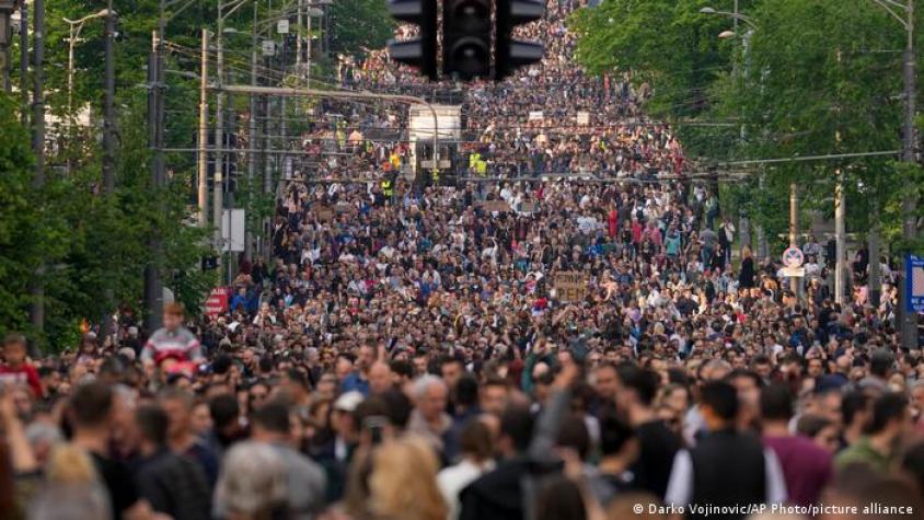 Decenas de miles protestan en Serbia por ola de violencia