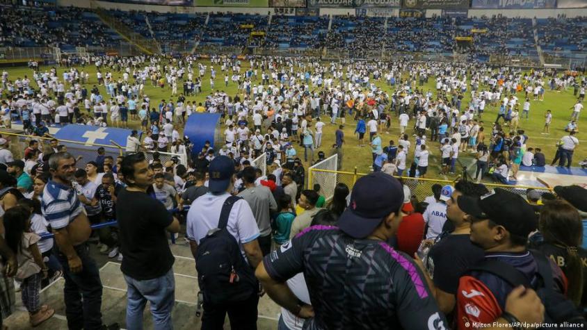 El Salvador pone fin a torneo de fútbol por estampida mortal