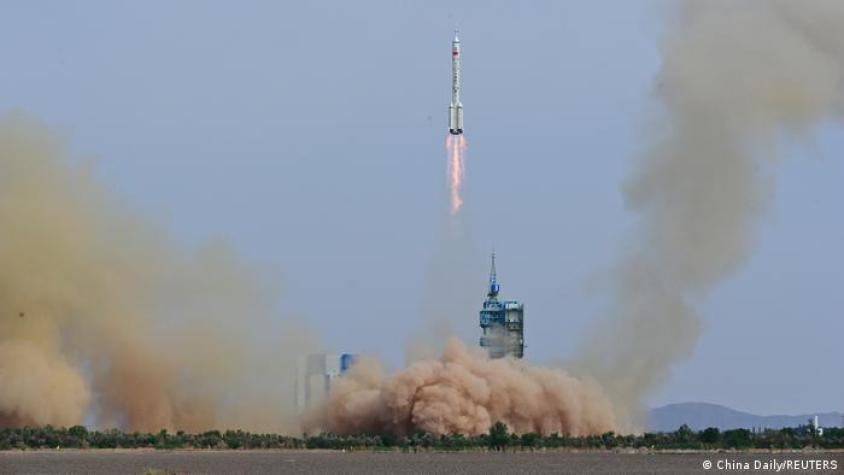 China lanza misión tripulada que estrenará su estación espacial 