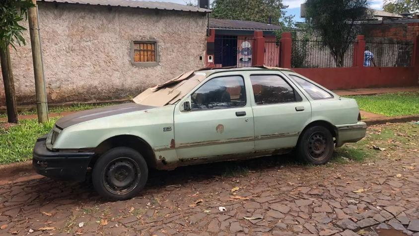 Adultos mayores fueron expulsados de la casa por su hijo y ahora viven en un viejo auto en Argentina