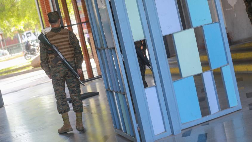 Detienen a mujer tras pelea en local de votación: Intentó quitarle fusil a funcionario del Ejército